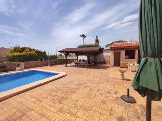 Affitto Chalet in Centro de la Ciudad Quesada. Chalet independiente con piscina privada y casa de invitados en