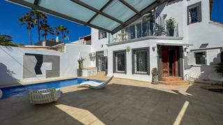 Xalet a Nueva Alcántara. Chalet con piscina privada y hermosas vistas a solo 200 metros d
