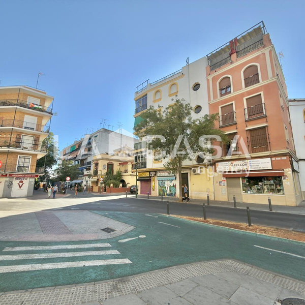 Foto e4cf1de3-fb04-4848-8e23-2a631e1ffd0c. Piso en Cruz Roja Sevilla