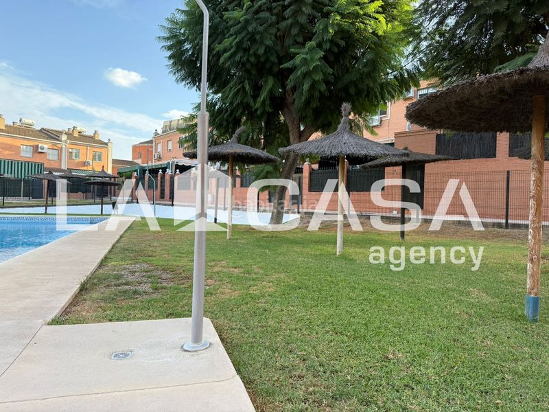 Foto 0f52f66b-bd94-4838-9243-215fb30b8717. Casa adossada amb aparcament piscina a Avenida de Europa Montequinto