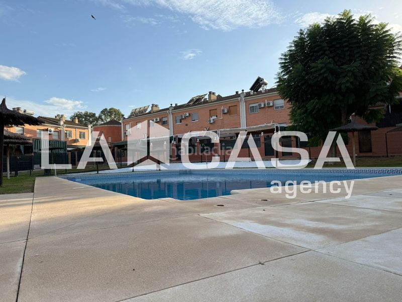 Foto 45f5a7e4-75e0-44d9-bd42-7020ac624340. Casa adossada amb aparcament piscina a Avenida de Europa Montequinto