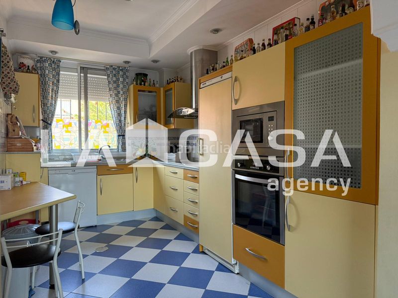 Foto 5646f397-80a1-41a0-9edc-70ef61e61251. Casa adossada amb aparcament piscina a Avenida de Europa Montequinto