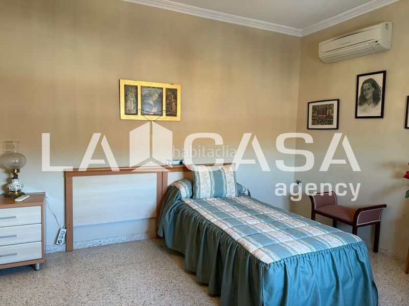 Foto 68a8f111-a929-4106-9a9b-cee9645b6901. Casa adossada amb aparcament piscina a Avenida de Europa Montequinto