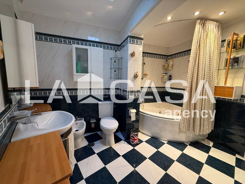 Foto 981454e8-281c-4e21-91c4-555f1a764191. Casa adossada amb aparcament piscina a Avenida de Europa Montequinto