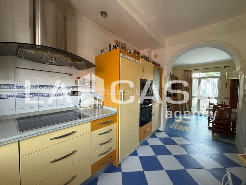 Foto ab5780dc-941f-4640-941b-37511f3f0221. Casa adossada amb aparcament piscina a Avenida de Europa Montequinto