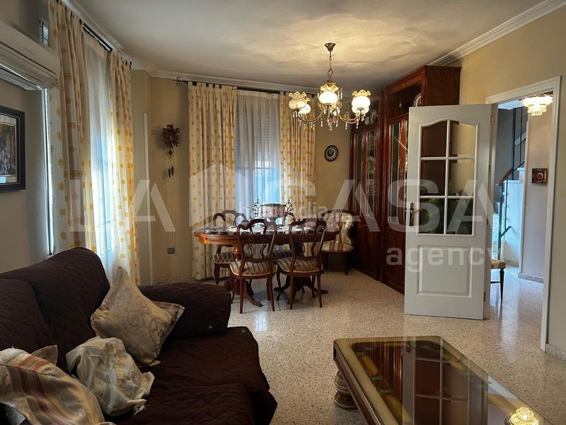 Foto bce82a02-7f89-4b61-84e5-040bdcae1ef2. Casa adossada amb aparcament piscina a Avenida de Europa Montequinto