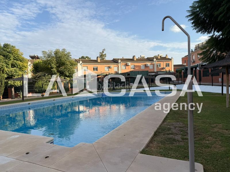 Foto f875b965-d154-4a41-989e-b96d0a5a6219. Casa adossada amb aparcament piscina a Avenida de Europa Montequinto