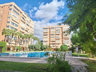 Appartement à Playa de San Juan. Soleado y luminoso piso con garaje y trastero en sótano en urb.