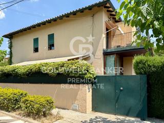 Casa in Bellaterra. Oportunidad! 2 casas adosadas  solar plano segregable al lado de