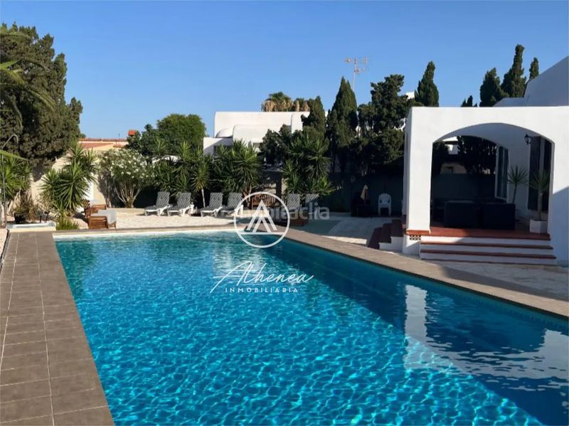 Foto e0e8aeb4-ff64-4419-9003-8047c1abba36. Chalet exclusividad, rentabilidad y calidad de vida en una villa única en Roquetas de Mar
