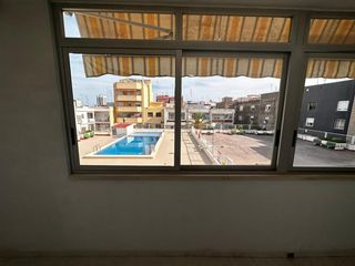 Rent Flat  Carrer dels llauradors. Piso muy amplio sin muebles