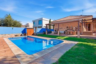 Xalet  Camino serranillos. Chalet independiente con piscina y 500 m² de parcela libre en cu