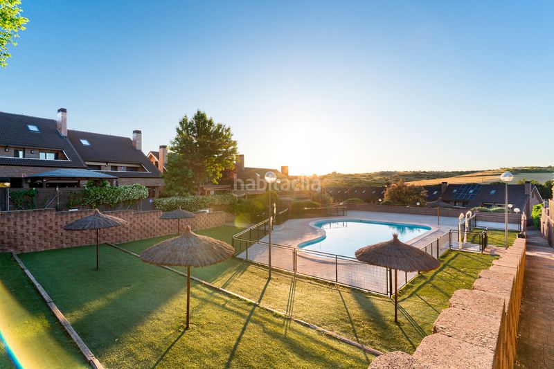 Foto 0c3b9c5d-97a9-42e3-9f9b-aef5d8574c1e. Casa adossada amb xemeneia calefacció aparcament piscina a Arroyomolinos