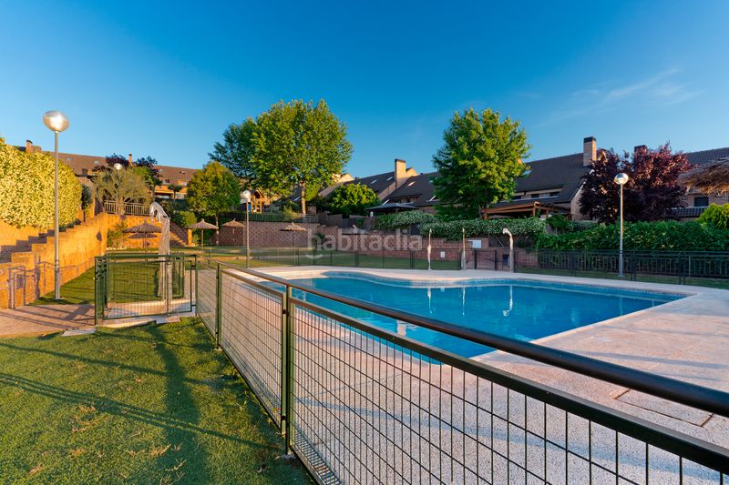 Foto e911d512-22bd-4fb0-8cc0-040ee4905b58. Casa adossada amb xemeneia calefacció aparcament piscina a Arroyomolinos