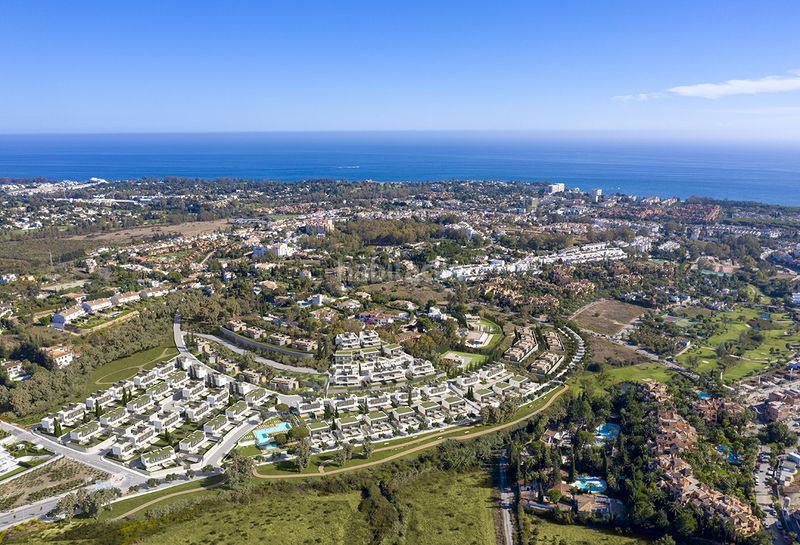 Foto fc78d108-f008-4074-a106-f625a24e3243. Casa aparellada 181m<sup>2</sup> amb aparcament piscina a Nueva Atalaya Estepona