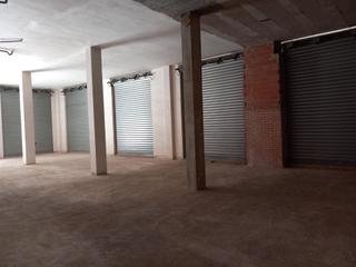 Lloguer Local Comercial a Silla. Local esquinero con 7 persianas a la calle