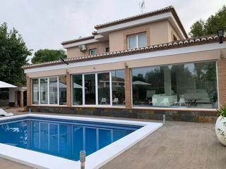 Chalet à Los Pinares-La Masia. Chalet en betera con piscina