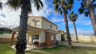 Xalet en San Antonio de Benag�ber. Chalet luminoso y con piscina en san antonio de benageber