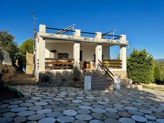 Haus in Turís. Chalet urbano con amplia parcela y piscina en turís
