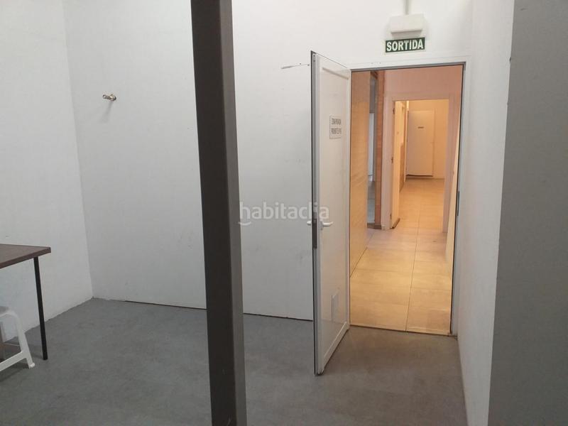 Foto 4e0c7b7c-d45d-42e2-a23b-43f303791bb9. Local comercial local muy centrico y diafano con salida de humos en Vilanova i la Geltrú