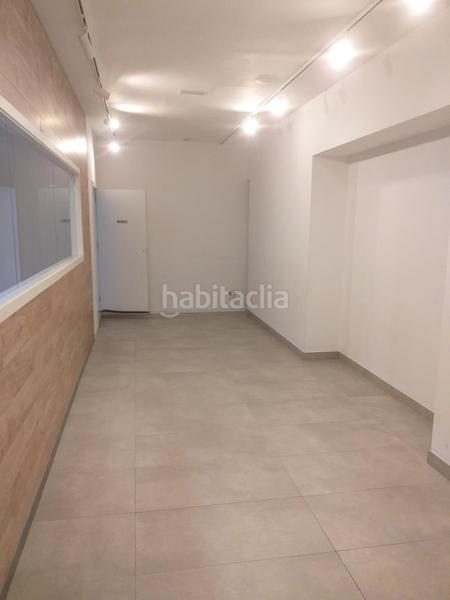 Foto c9aa3b29-b2a5-4845-bad7-e950cc18f611. Local comercial local muy centrico y diafano con salida de humos en Vilanova i la Geltrú