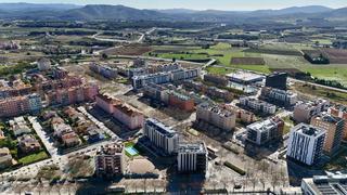 Àtic a La Girada. Ático dúplex disponible en la girada