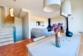 Casa adossada a Segur de Calafell Nucli Urb. Casa de diseo y decorada con muy buen gusto. en una bonita y tr