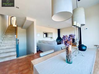 Casa adossada a Segur de Calafell Nucli Urb. Casa de diseo y decorada con muy buen gusto. en una bonita y tr