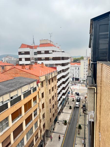 Foto e225714c-5438-406d-b24f-4e3ad97f7f26. Ático en calle josé manuel pedregal 6 ático en venta en el Centro - terraza de 40 metros cuadrados en Avilés