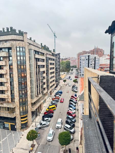Foto f9afdba1-97c3-469f-8bb2-6d6a684d8b42. Ático en calle josé manuel pedregal 6 ático en venta en el Centro - terraza de 40 metros cuadrados en Avilés