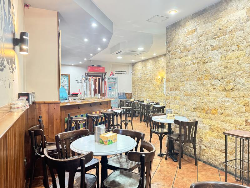 Foto 7b83dbe4-9c59-4fc7-82db-617220ca7e27. Alquiler local comercial en calle del prado 15 local instalado como bar / cafetería Centro en Avilés