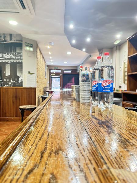 Foto b66da33a-0f44-495b-a5cb-d2d7a9be5d44. Alquiler local comercial en calle del prado 15 local instalado como bar / cafetería Centro en Avilés