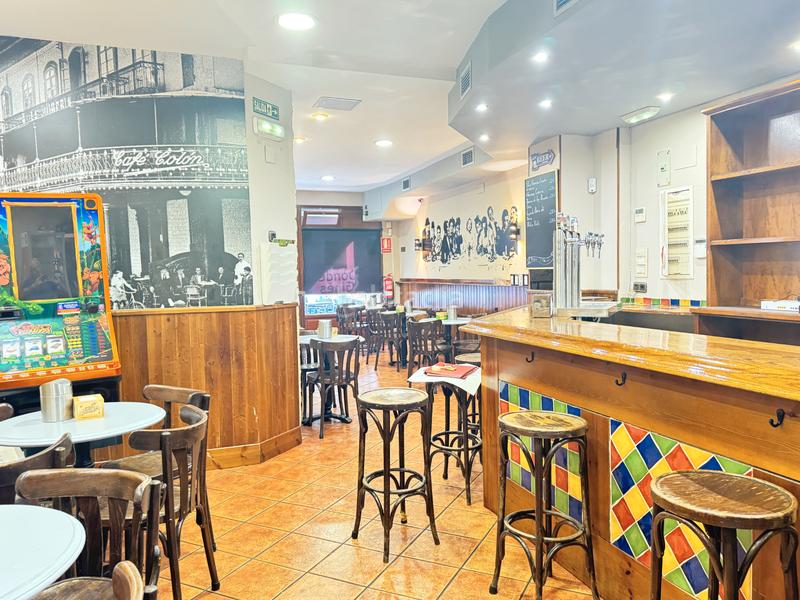 Foto ccf919f8-07bb-407c-819e-d3fcb020460d. Alquiler local comercial en calle del prado 15 local instalado como bar / cafetería Centro en Avilés
