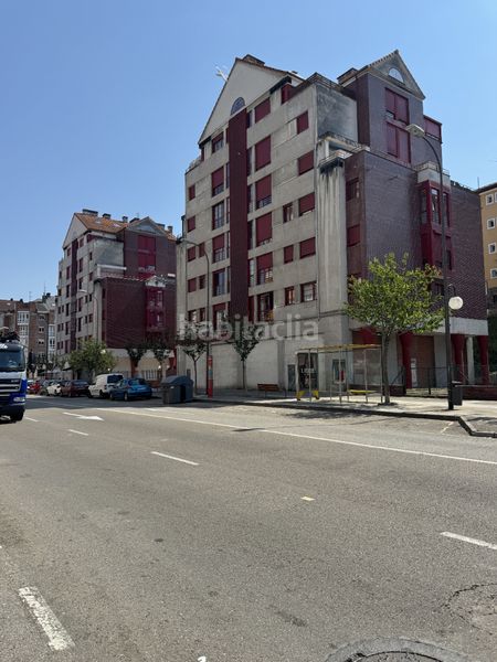 Foto 5fed63f3-08f7-430e-a660-7b836d2fd331. Aparcament cotxe a avenida telares 38 a Centro Avilés