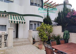 Casa a Playa Muchavista. Se vende bungalow en campello cerca de la playa de 3 habitacione