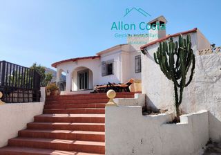 Casa a Orxeta. Se vende chalet y local comercial