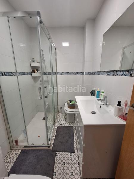 Foto f2b07d86-830c-4fa5-8990-21dbc0d582bd. Alquiler piso en avenida de barcelona 30 piso de 5 dormitorios en avenida barcelona para estudiantes curso escolar completo en Málaga