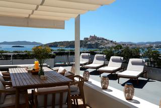 tic  Carrer particular illa plana. tico con vistas panormicas al mar y solrium privado en silla