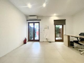 Rent Office space  De s'illa plana. Oficina en planta baja en alquiler con terraza privada entre mar