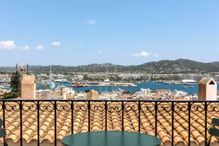 Duplex  Dalt vila. Dúplex histórico con vistas al puerto en el casco antiguo de ibi