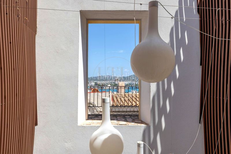 Foto d80e4b9c-f689-46ef-8865-20a9a08f6b75. Dúplex a Dalt Vila-La Marina Ibiza