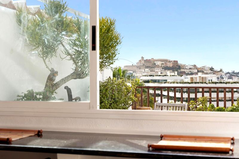 Foto 5b0a0f80-3f49-4272-9031-1f5621827c8b. Lloguer àtic amb aparcament piscina a Marina Botafoc-Talamanca Ibiza