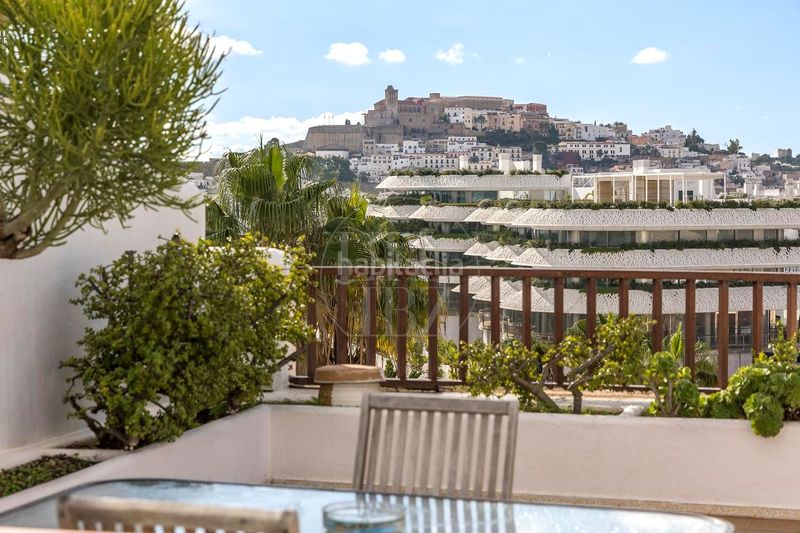 Foto 6d39c099-3375-43c3-80c2-757bea103f1a. Lloguer àtic amb aparcament piscina a Marina Botafoc-Talamanca Ibiza