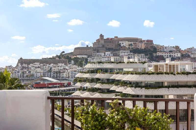 Foto 9fa677bd-2ff3-4b60-8724-ee910117462c. Lloguer àtic amb aparcament piscina a Marina Botafoc-Talamanca Ibiza