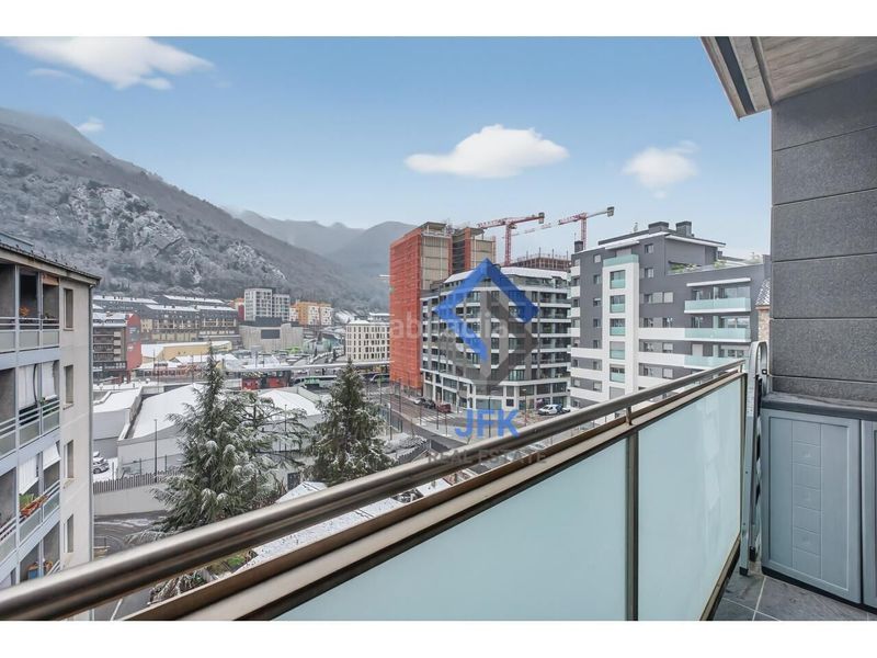 Foto b984a7ca-a1b1-4296-986c-06e64b6b0bb5. Pis amb aparcament a Centro Andorra la Vella
