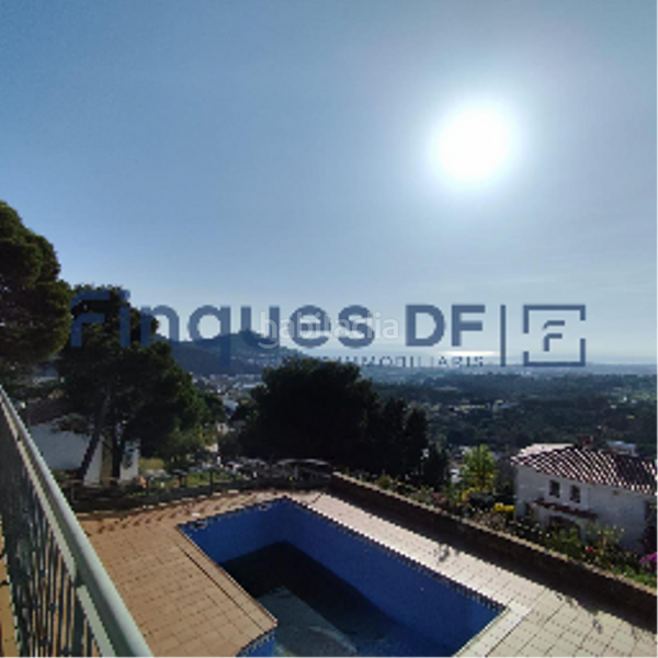 Foto 6a7f39f2-2c91-47a7-ac42-f1eb9929f7da. Chalet mit heizung parking in residencial Blanes - vistamar Blanes