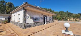 Xalet a Riudarenes. Impresionante vivienda con piscina y espacios independientes en
