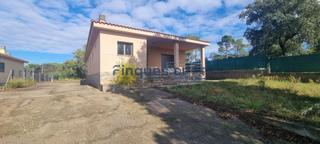 Chalet in Caldes de Malavella. Amplia casa en venta en malavella park con gran parcela y excele