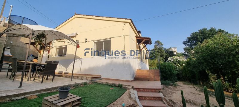 Foto f0ff1909-fc5a-4fbd-8508-44de18bce854. Chalet avec piscine dans Residencial Park Maçanet de la Selva