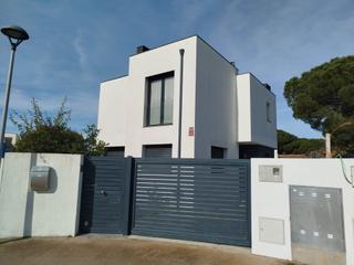 Casa en Port - La Clota - Puig Sec. Preciosa casa con jardín y piscina, ideal para disfrutar todo el